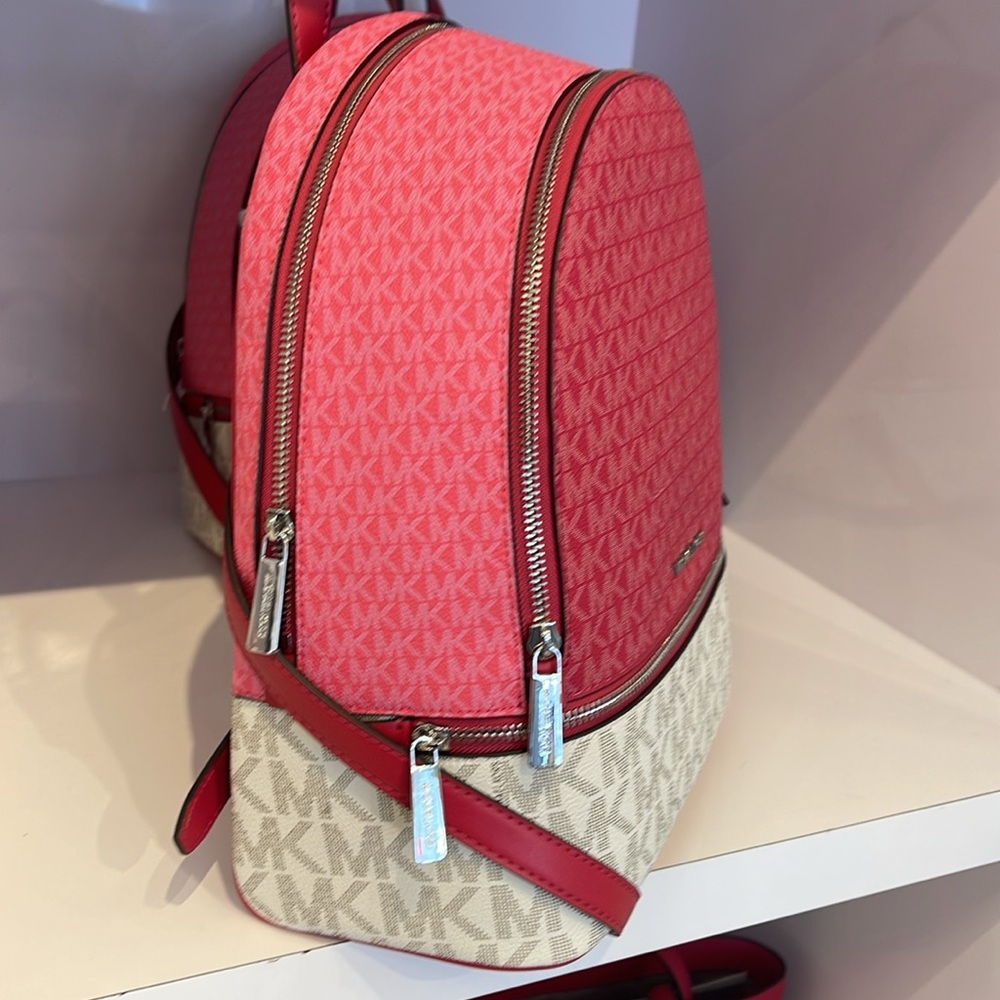 MICHAEL KORS Rhea Medium Zip Color-Block Signature Logo Backpack
DKRSPBRYMLT
NWT - Picture 3 of 16